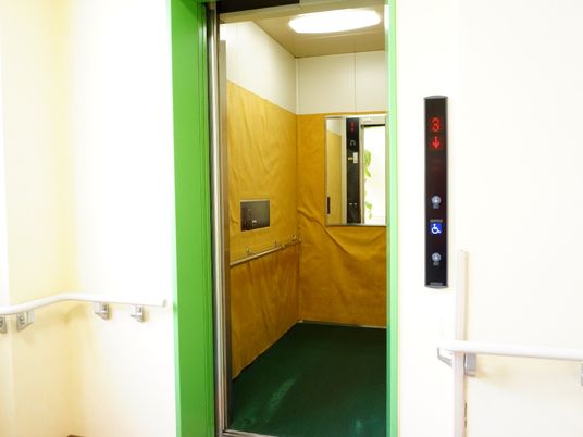 手すり付き廊下とエレベーター
