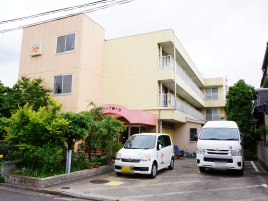 黄色い外壁の建物正面