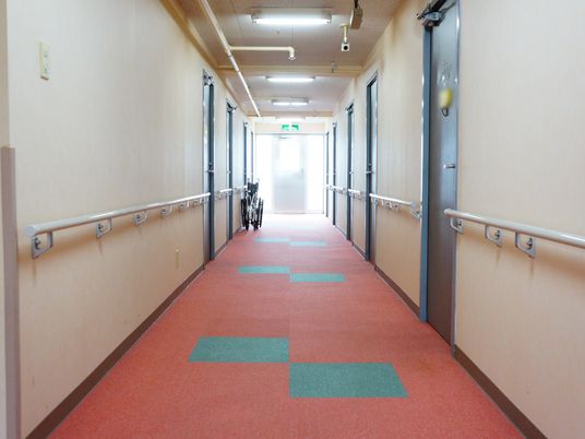 広々とした安全な廊下