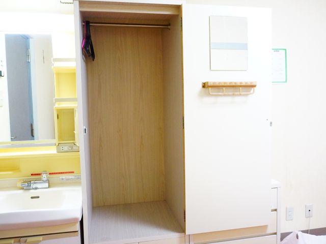 整理しやすい洋室クローゼット クローゼット ゆとりある収納スペースが確保された明るい居室です。快適な生活を支える工夫が整っております。