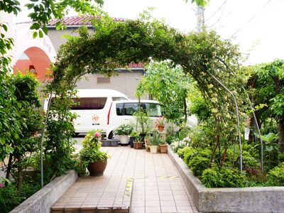 緑豊かなアーチと車