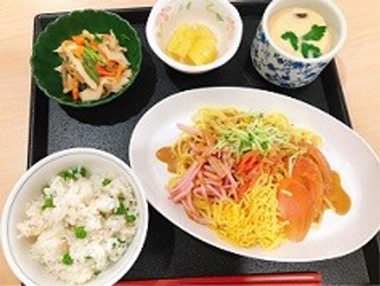 彩り豊かな食事の盛り付け