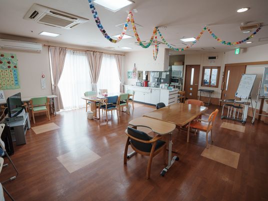 広々とした明るい食堂