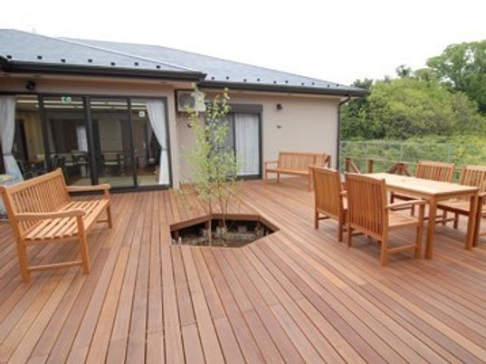 木のテラスと家具