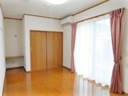 明るい居室の一角