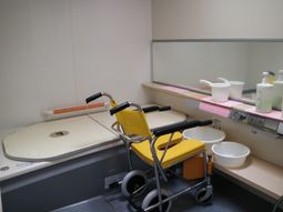 介護ベッドとシャワー室