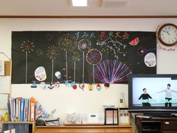 壁に飾られた色鮮やかな装飾