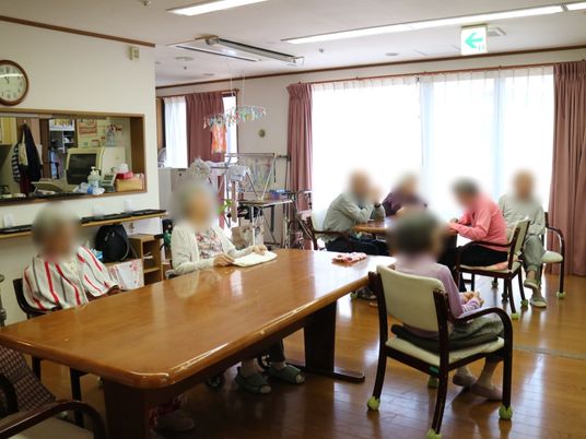 共有スペースで過ごす人々