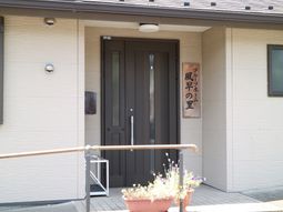 暖かみのある玄関エントランス