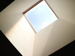 明るい採光の窓