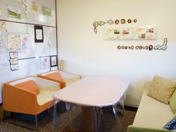 明るい多目的室の一角