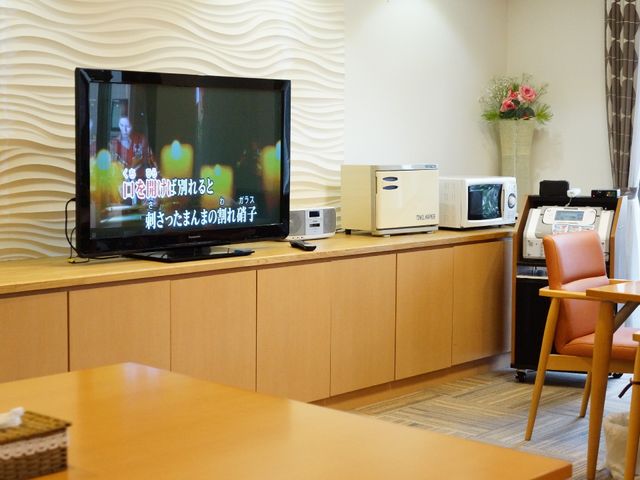 共有スペースの様子 カラオケ設備 機能的に配置された家電と座りやすい椅子が映る共有リビングです。リラックスして過ごせる環境が整っています。