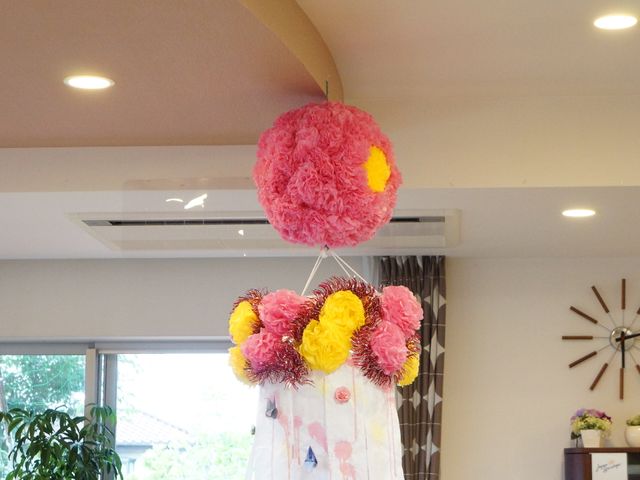 手作り飾り付けのロビー 共有スペースを彩る手作り飾り 手作りの温もりある飾りが目を引く、開放的なロビーです。来訪者を明るい雰囲気で迎えてくれます。