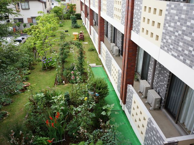 緑豊かな中庭 中庭 手入れされた綺麗な中庭があり、季節の花々や緑を眺めながら過ごせる落ち着いた空間です。