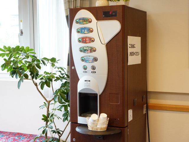 快適なドリンクサービス機 ドリンク設備 リラックスタイムに役立つ各種ドリンクを提供する機械が設置されています。入居者様の心地よいひと時をサポートしています。