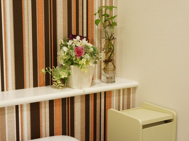 リビングの装飾品 トイレ 心を和ませる花々が配置されたリビングの一角です。洗練されたデザインの空間で快適な時間を過ごせるようになっています。