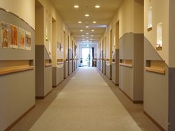 温かみのある廊下の様子