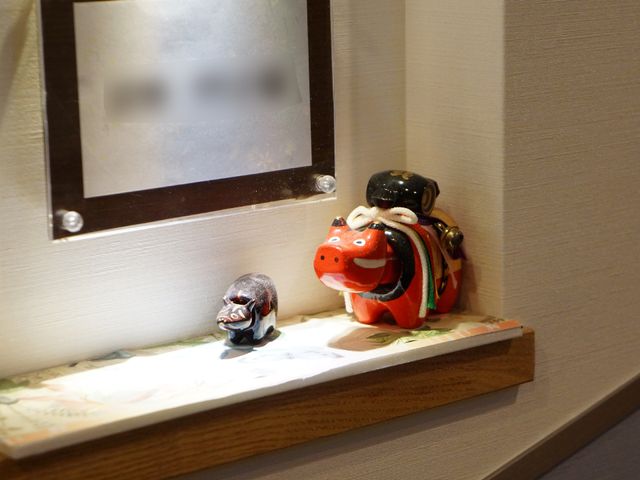 居室の棚に飾り置き 置き物4 暖かみのある居室には、心和む日本の伝統的な飾り物が設置され、訪れる人の心を癒します。