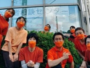 相談窓口の前に集まる人々  