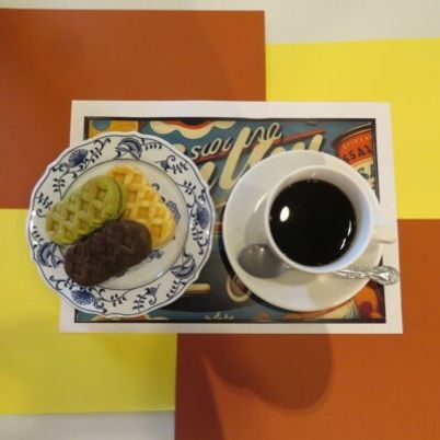 コーヒーとワッフルのテーブル