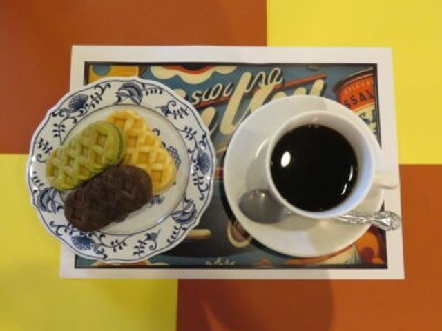 コーヒーとワッフルのテーブル 食堂 テーブルに並んだコーヒーとワッフルが、くつろぎのひとときを演出します。