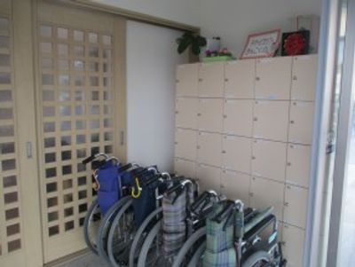 車椅子と収納棚のある廊下