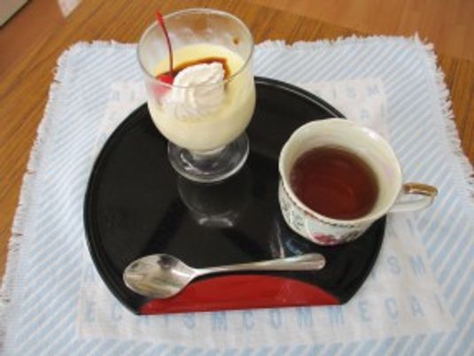 デザートとお茶の並ぶテーブル