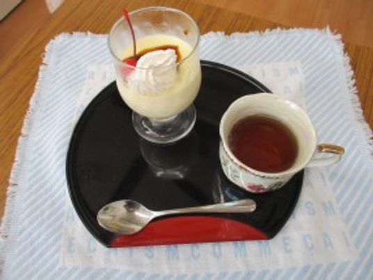 デザートとお茶の並ぶテーブル