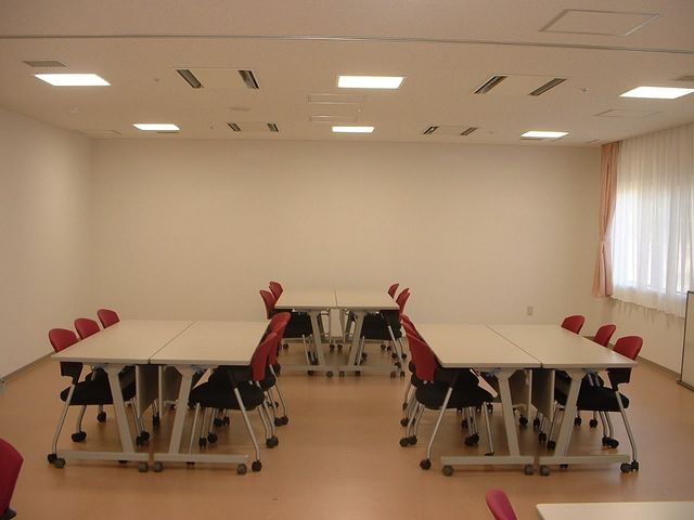 窓側の多目的室 多目的室 自然光がたっぷり入る、静かで落ち着いた雰囲気の多目的室です。会議や作業に最適です。
