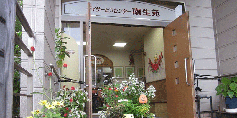 入口の花々と扉