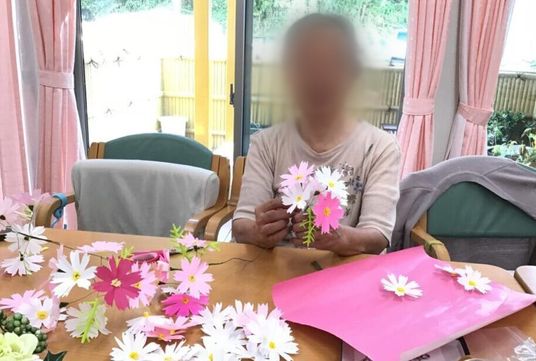手作業を楽しむ人の様子