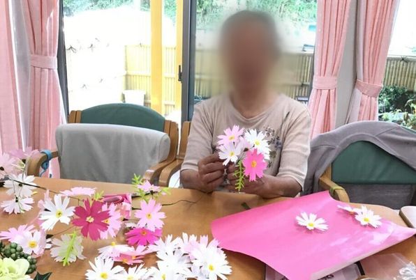 手作業を楽しむ人の様子