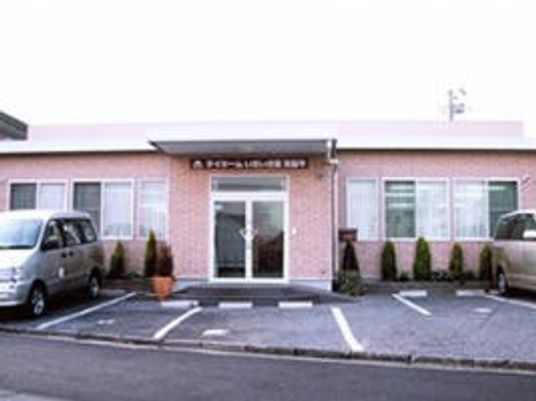 正面玄関の建物外観  