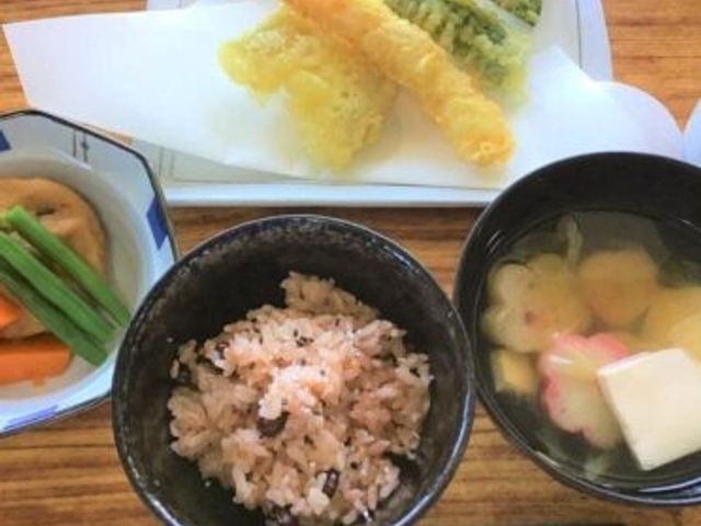 和食の昼食セット ダイニングルーム 手作り感のある和食が並ぶ食事の時間。栄養バランスを考慮した優しい味わいが楽しめます。
