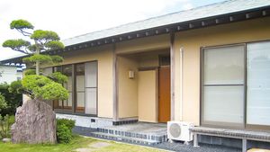 落ち着いた外観の施設