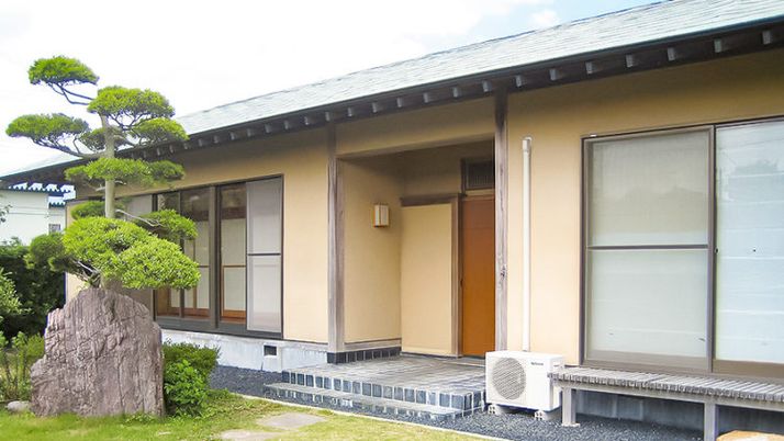 落ち着いた外観の施設