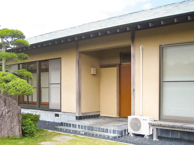 落ち着いた外観の施設 外観 庭木が添えられた和やかな雰囲気の外観です。安らぎと憩いの空間を提供しています。