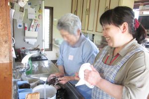 笑顔で作業する二人のスタッフ