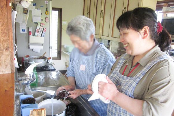 笑顔で作業する二人のスタッフ