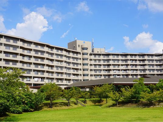 緑に囲まれた外観  