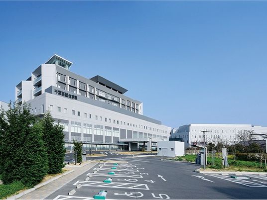 病院のような外観の建物  