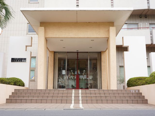 エントランスの外観 入口 清潔感のあるエントランスが迎えてくれます。幅広い階段と自動ドアが、どなたでも気軽に出入りできるよう配慮されています。