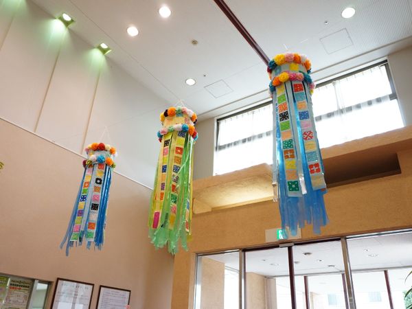 飾り付けられたロビー空間