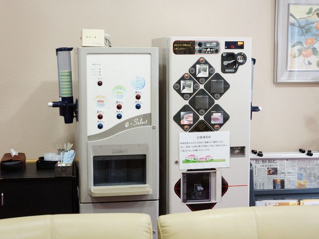 健康管理機器と掲示物 飲料 最新の健康管理機器が設置された快適な室内です。利用者の健康維持をサポートするための環境が整っています。