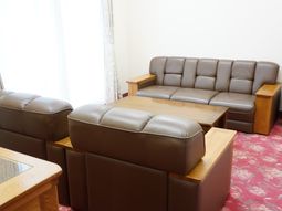 茶色のソファとテーブル