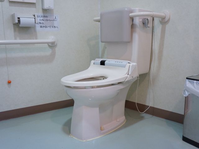 バリアフリートイレ設備 トイレ 安全に配慮した手すり付きのトイレスペースです。どなたでも安心してご利用いただける設計となっています。