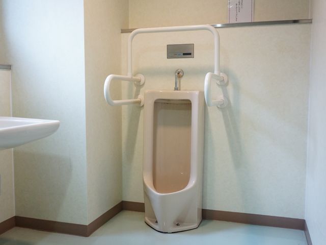 手すり付き洗面台 トイレ 安全性と使いやすさに配慮された手すり付の洗面台です。ご高齢の方も安心してご使用いただける設計になっています。