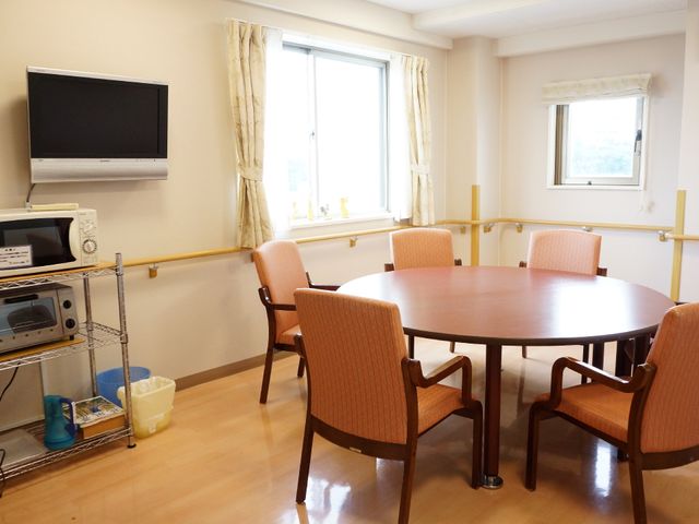 共有スペースの居心地の良い角部屋 室内 ゆったりとした椅子が配置されたリビングで、日当たり良好な窓際にはテレビも設置されており、快適な休息時間が過ごせます。