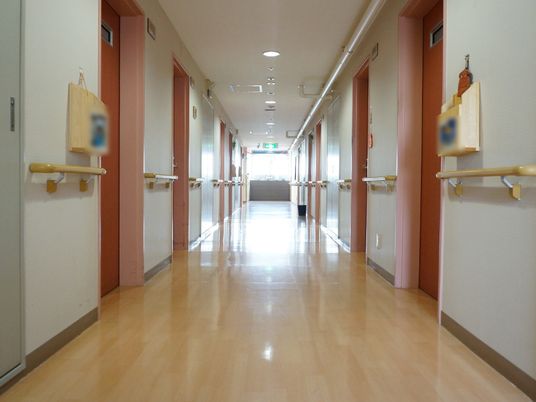 明るく綺麗な施設の廊下