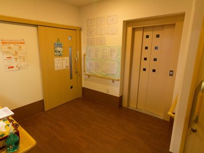 廊下の扉とエレベーター